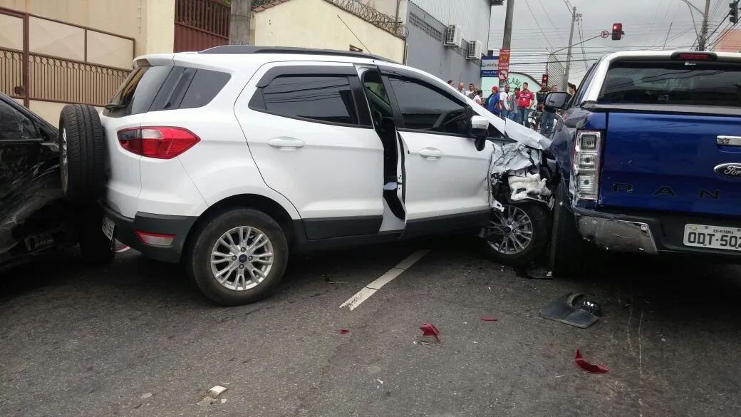 Bandidos roubam carro de professor e se envolvem em acidente durante fuga na Serra