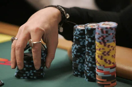 **ADVANCE FOR WEEKEND EDITION, JULY 7-8** Professional poker player Annie Duke shuffles her chips during the US$50,000 buy-in HORSE event of World Series of Poker at the Rio hotel-casino in Las Vegas, Monday, June 25, 2007. Thousands of the best players from around the world have gathered in Las Vegas for action, hoping to win […]