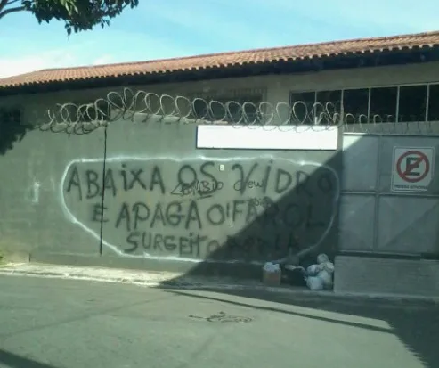 Bandidos deixam recado com ameaça em muro de residência em Vila Velha