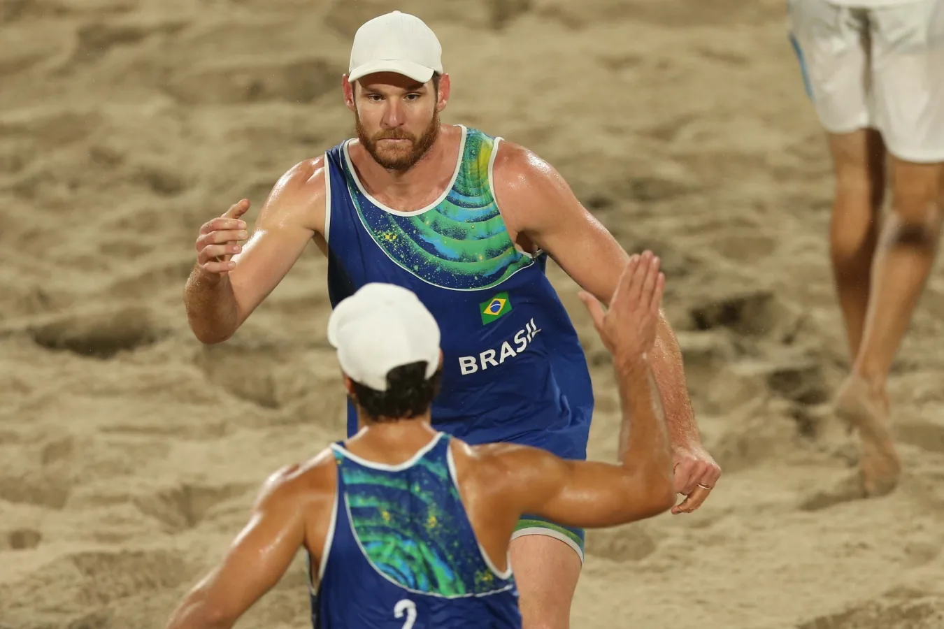 De volta à rotina: Alison Cerutti e Bruno Schmidt fazem treino na Praia da Costa