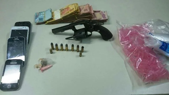 Suspeitos de tráfico são presos com arma e mais de R$ 5 mil em Vila Velha