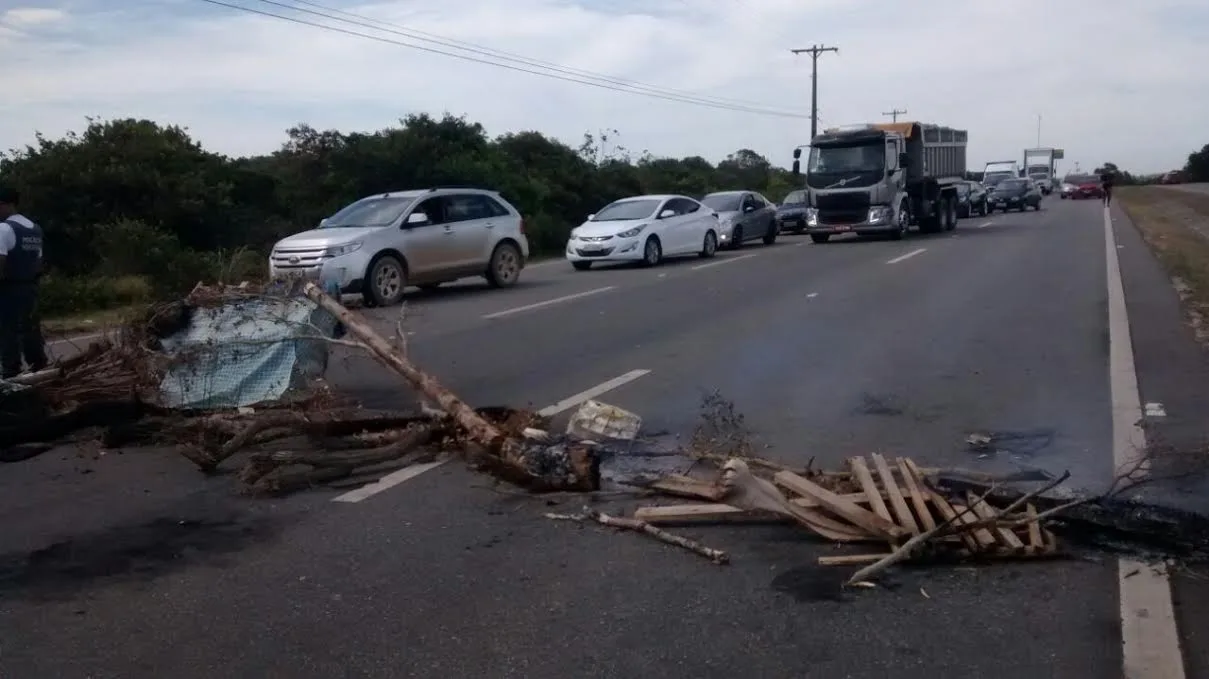 Manifestantes bloqueiam dois sentidos da Rodovia do Sol em protesto contra atropelamentos