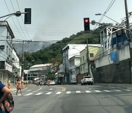 VÍDEO | Incêndio atinge vegetação equivalente a 12 campos de futebol em Vitória