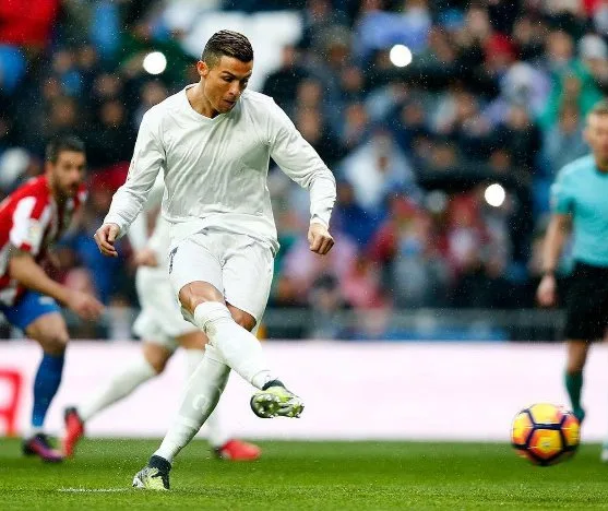 Cristiano Ronaldo é eleito melhor do mundo e 'cola' em Messi na premiação da Fifa