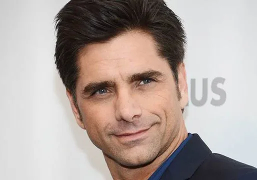 John Stamos conta com Três é Demais para ajudá-lo na rehab