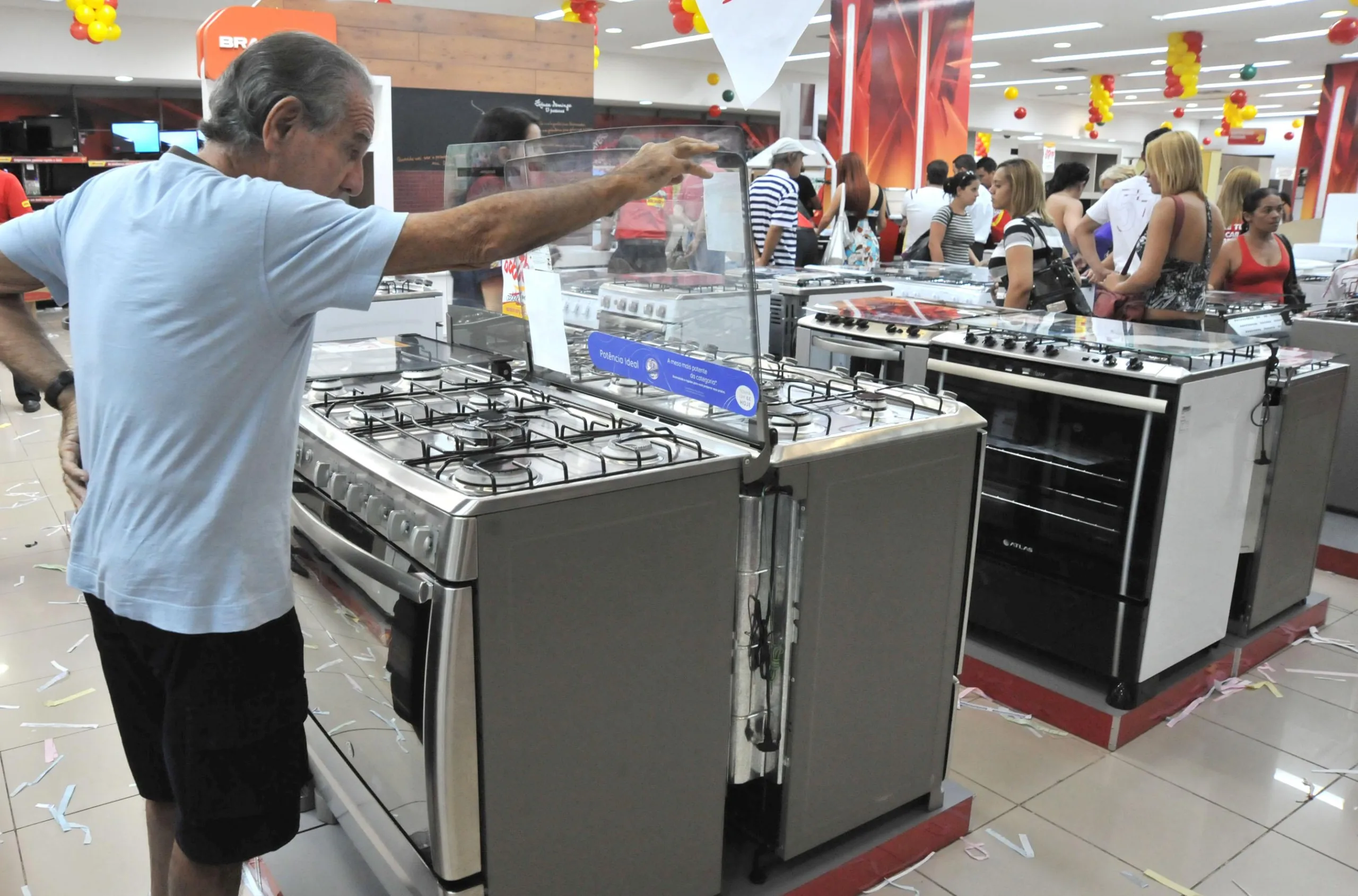 Pagamento do auxílio emergencial turbina vendas no varejo