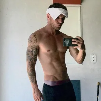 Ryan Phillippe exibe corpo malhado após acidente em que quebrou a perna