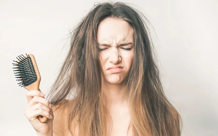 Cabelos ressecados, quebradiços e com frizz? 'Culpa' pode ser da estação!