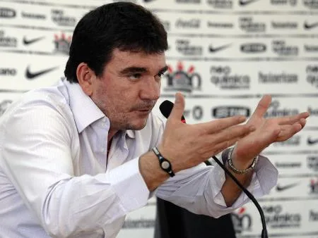 Brasil – São Paulo – SP – 06/11/2010 – O presidente do Corinthians Andrés Sanchez durante coletiva de imprensa após treino do Corinthians realizado no CT Joaquim Grava no Parque Ecológico do Tietê. A equipe se prepara para o jogo contra o São Paulo no próximo domingo (7) no Morumbi (SP), pelo Campeonato Brasileiro 2010 […]