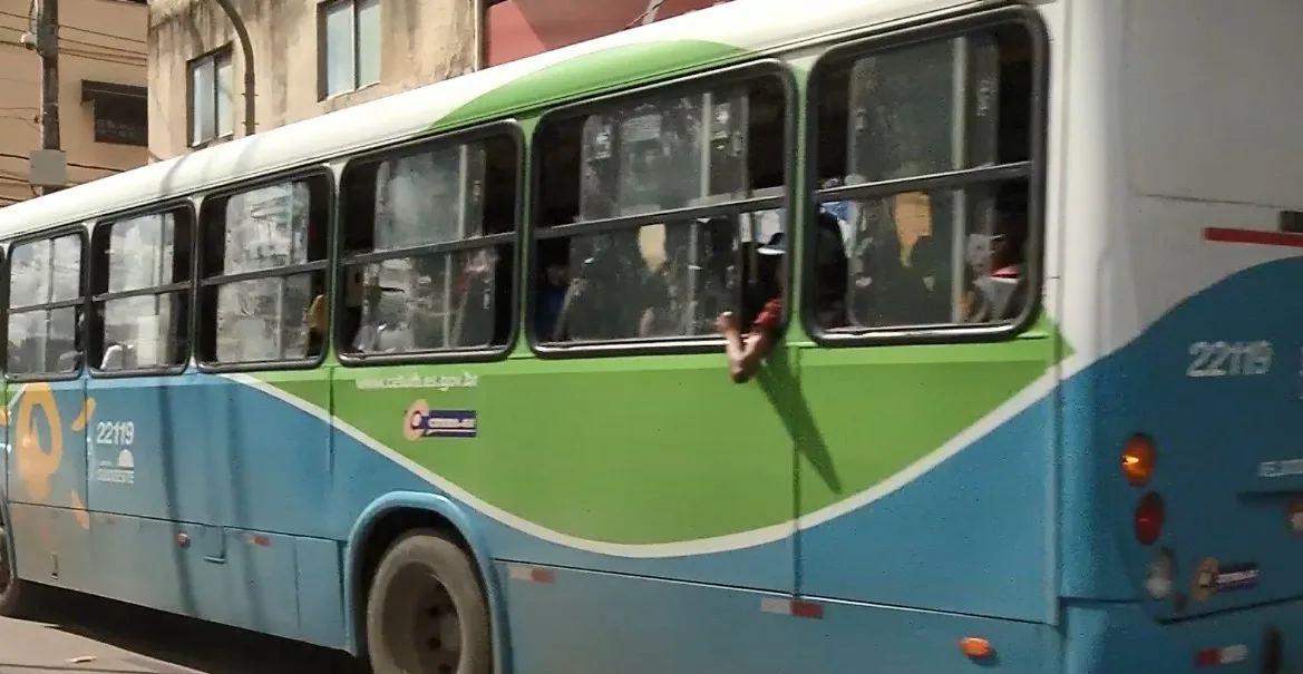 Criminoso é detido por passageiros após assaltar ônibus em Cariacica