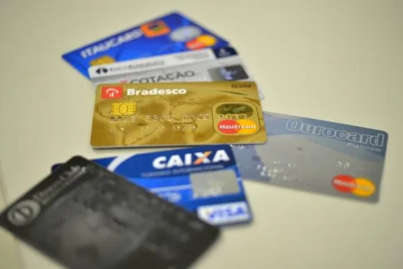 Gastos com juros do cartão de crédito podem cair pela metade com novas regras