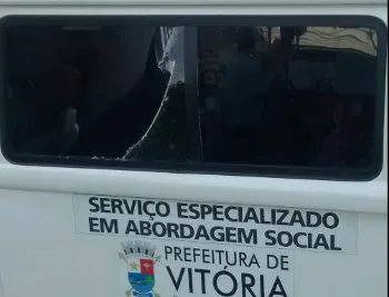 Homem se descontrola e quebra vidro de janela do carro da Prefeitura de Vitória