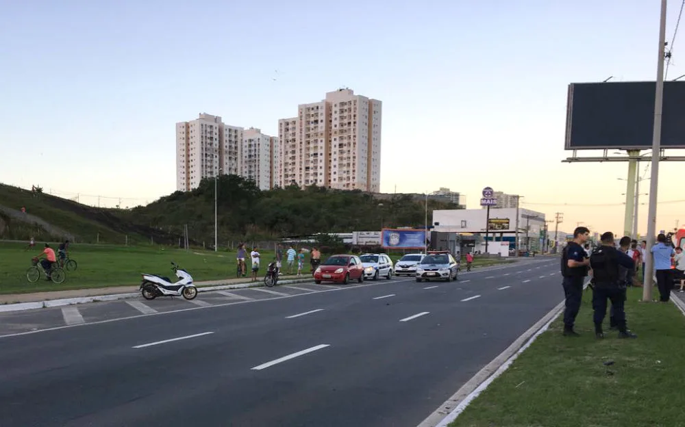 Acidente entre motos e carro deixa três feridos em Vila Velha