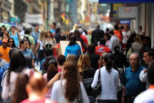 Em um ano, quase 1 milhão de famílias desceram de classe social, diz estudo