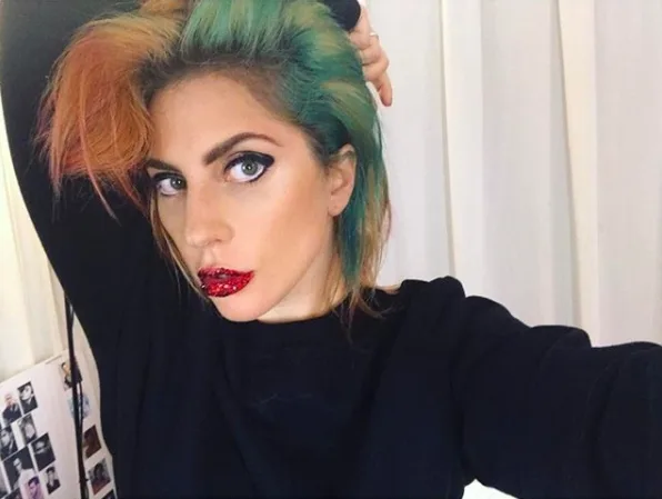 Em nova turnê, Lady Gaga pede ajuda a segurança para recuperar bandeira LGBT