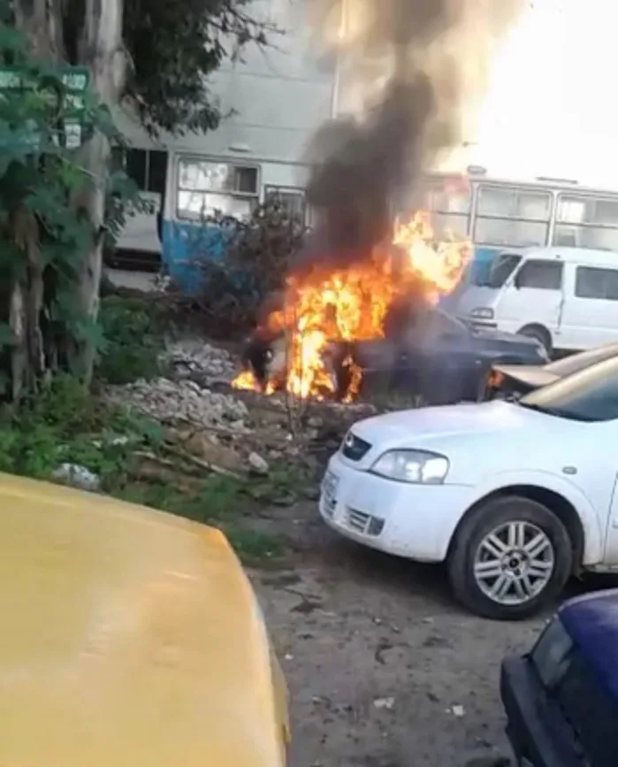 Carro pega fogo e assusta moradores em Cariacica