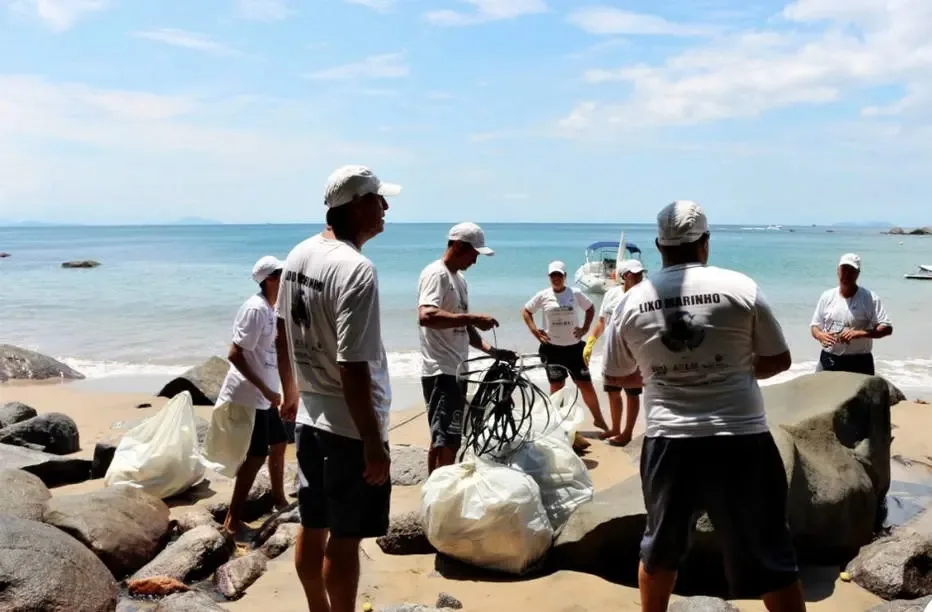 Operação contra lixo marinho acha golfinho morto em canal de Ilhabela