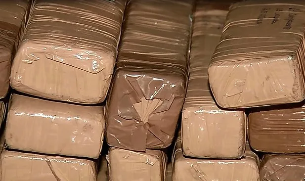 Casal é preso com mais de 25 kg de maconha na Serra