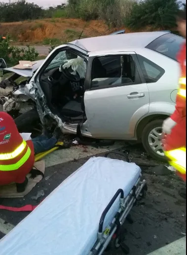 Acidente envolvendo carreta deixa vítimas presas às ferragens na Serra