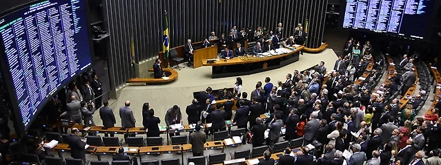 Aprovada cláusula com critérios para acesso de partidos a TV e fundo