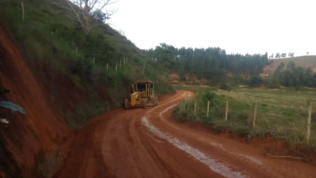 Estradas rurais recebem melhorias em Anchieta