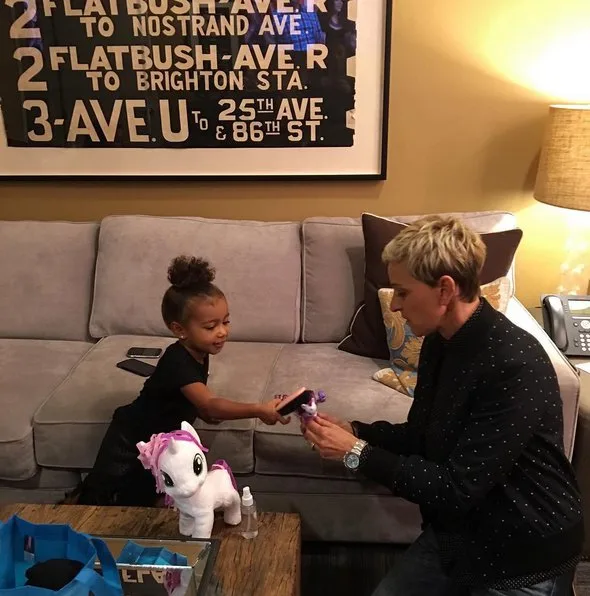 Ellen DeGeneres brinca com filha de Kim Kardashian nos bastidores