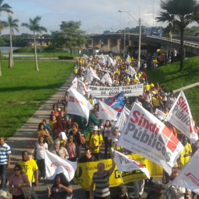 Servidores públicos realizam protesto em Vitória