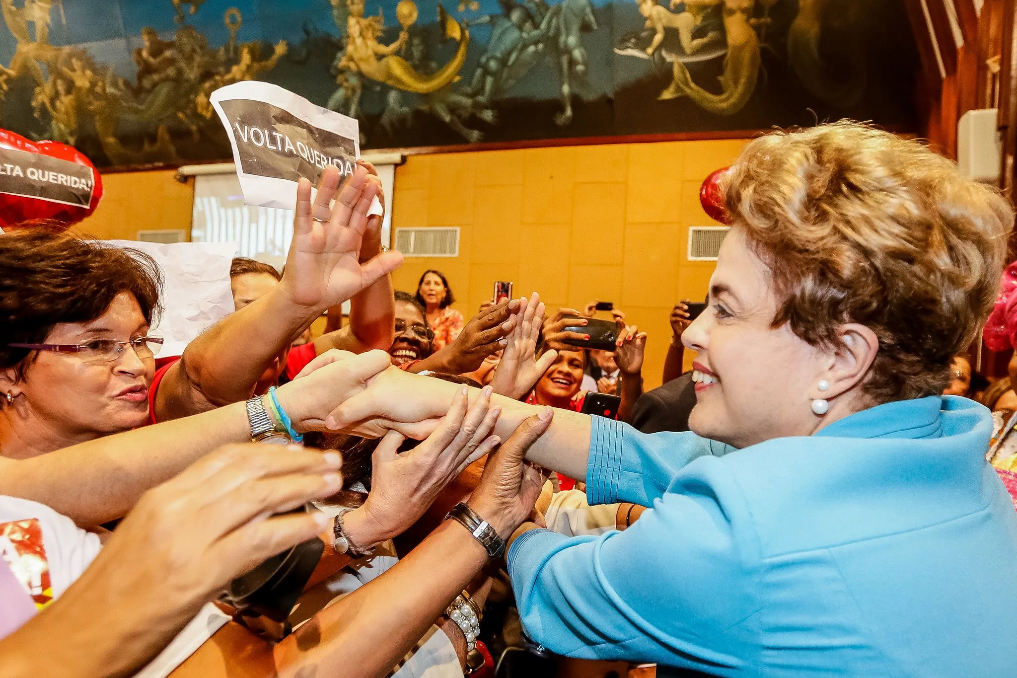 Em entrevista, Dilma elogia Meirelles e diz inflação cai por ação em seu governo