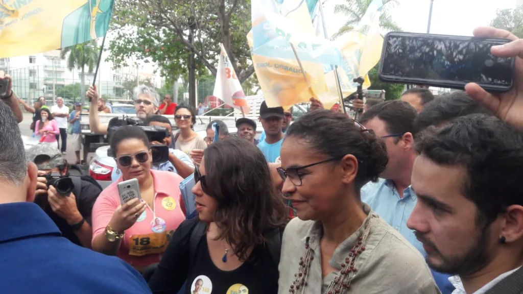 Em Vitória, Marina Silva fala em valorizar policiais e visita feira popular