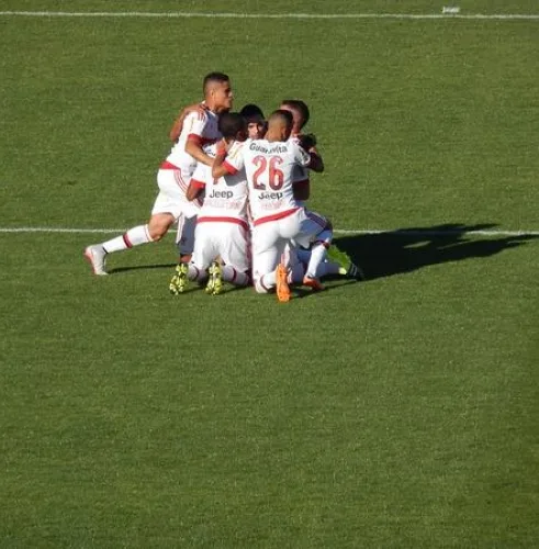 Flamengo vence a Chapecoense fora de casa e se mantém no G4 do Brasileirão