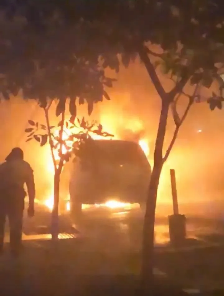 Dois carros pegam fogo na Praia da Costa e incêndio assusta moradores