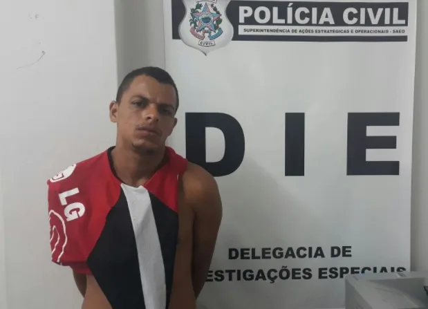 Homem é preso por riscar siglas de facções em viaturas da Polícia Civil