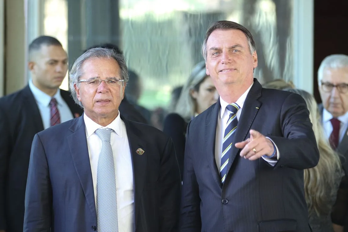 O presidente Jair Bolsonaro fala à imprensa após reunião com o ministro da Economia, Paulo Guedes, no ministério.