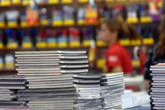 Preço de material escolar pode variar até 300% nas papelarias de Vitória