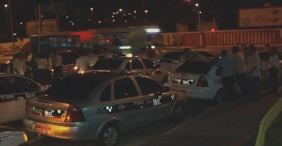 Taxistas fazem protesto e bloqueiam acesso à estação Pedro Nolasco em Cariacica