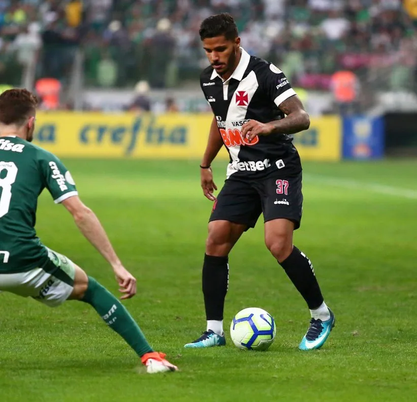 Lateral Henrique admite melhor fase do Fla, mas garante entrega total do Vasco em duelo