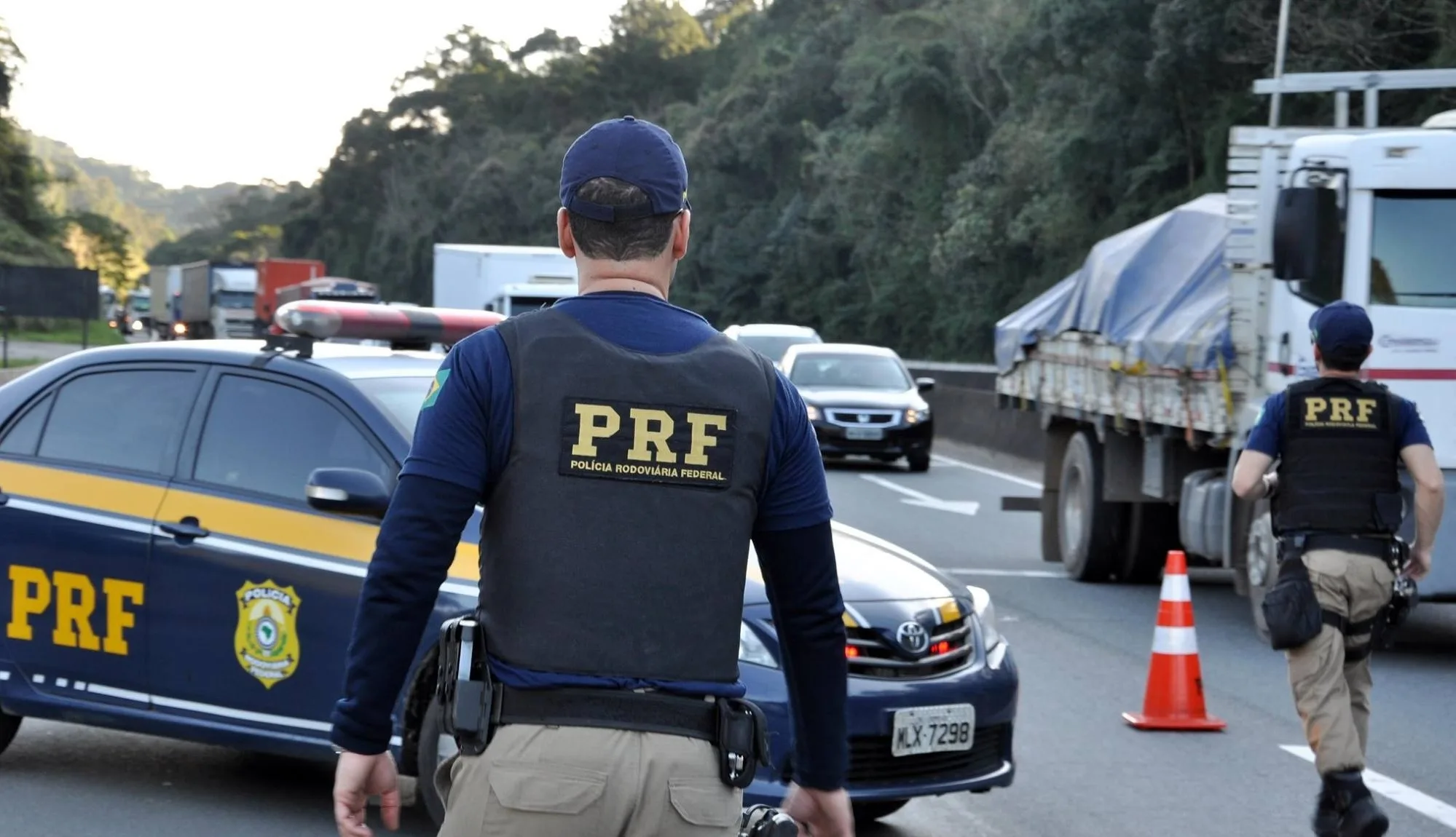 Caminhão tomba e deixa uma pessoa morta em Pedro Canário