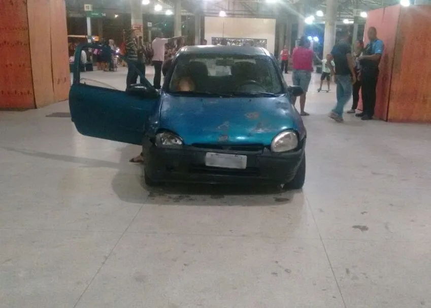 Carro invade terminal em Cariacica e motorista tenta fugir