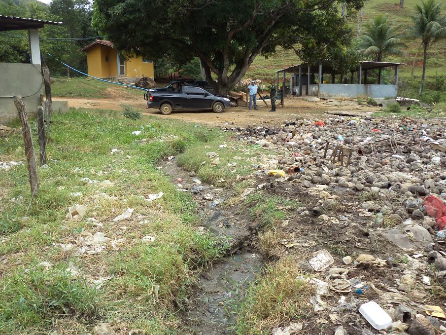 Polícia encontra criação de porcos irregular poluindo leito de lagoa em Guarapari