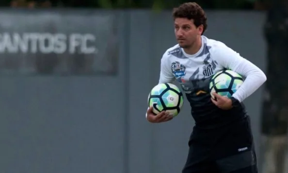 Elano assume responsabilidade por expulsão e celebra evolução do Santos