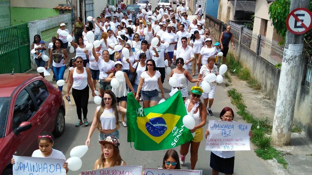 Clamando por paz, grupo faz caminhada pelas ruas de Cariacica