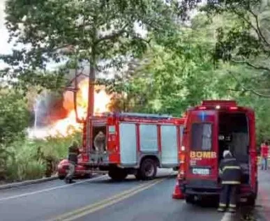 Caminhão de gás tomba e pega fogo na ES 257 entre Ibiraçu e Aracruz