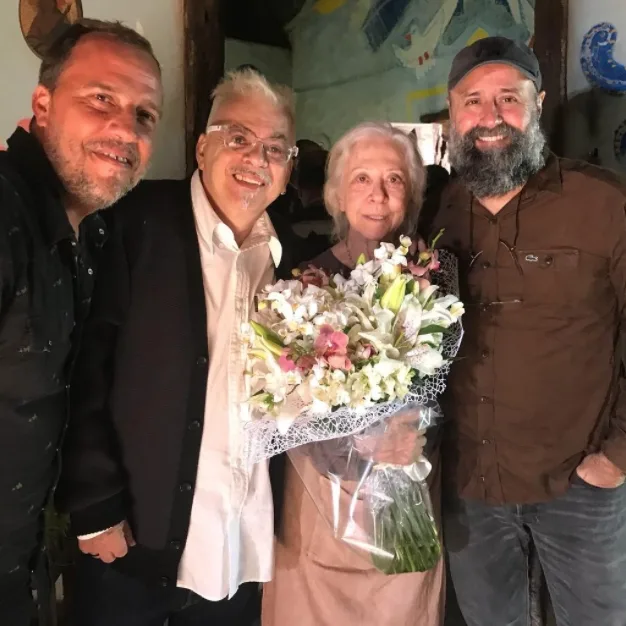 Fernanda Montenegro completa 88 anos e ganha homenagem nos bastidores de O Outro Lado do Paraíso