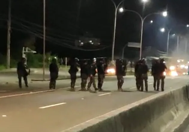 Família de menina baleada em Vila Velha é contida por Tropa de Choque da PM durante protesto na Rodovia do Sol