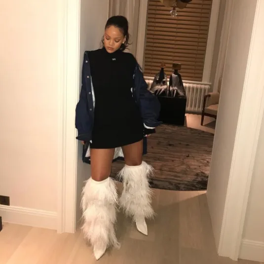 Rihanna usa botas de cowgirl extravagantes em clique