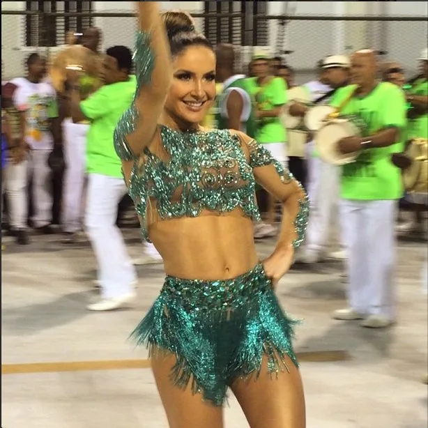 Claudia Leitte usa protetor de ouvido na Sapucaí e recebe críticas