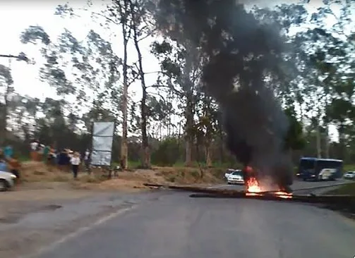 Manifestantes interditam ES 010 na Barra do Sahy, em Aracruz