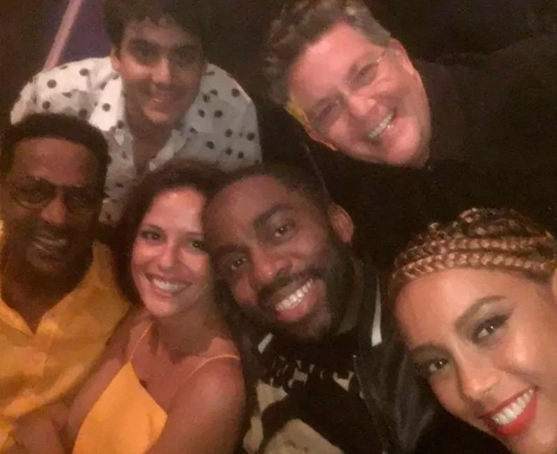 Taís Araújo e Lázaro Ramos fazem selfie com amigos de elenco do Mister Brau