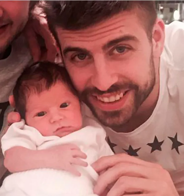 Recém-nascido, Gerard Piqué faz selfie com segundo filho dele com Shakira