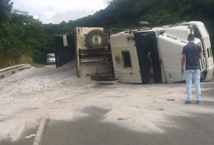 Caminhão tomba e interdita pista da Rodovia do Sol em Guarapari